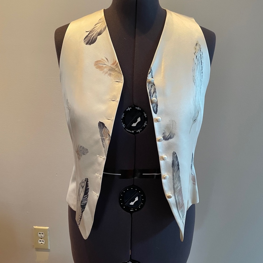Silk vest with feather pattern